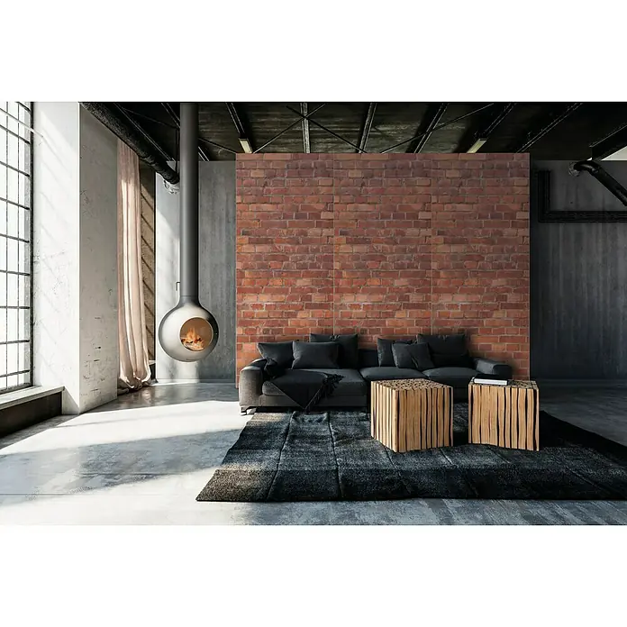SanDesign Alu-Verbundplatte - 100 x 250 cm, Classic Brick Wall - Wohnzimmer mit stilvollem Kamin und gemütlichem Sofa vor einer Backsteinwand, akzentuiert durch moderne Beistelltische.