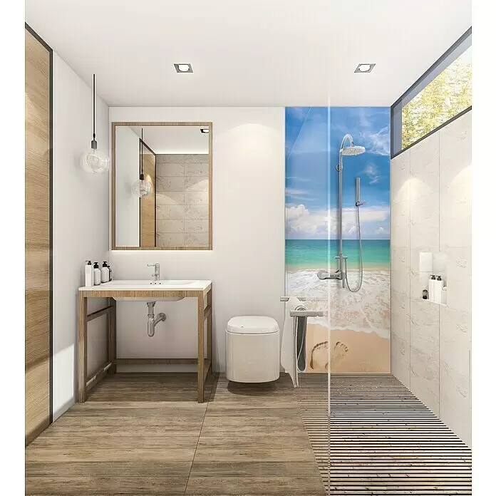 SanDesign Alu-Verbundplatte - 100 x 250 cm, Footsteps - Modernes Badezimmer mit Holzwaschtisch, weißem WC und einer Dusche mit Strandmotiv.