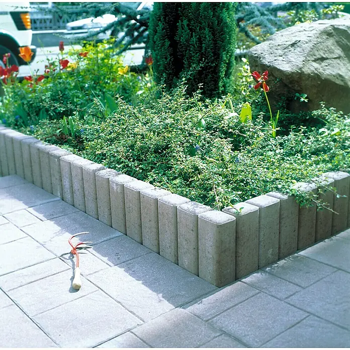Diephaus Rechteckpalisade - 16,5 x 12 x 80 cm, Grau, Beton - Steingartenbeet mit vertikalen Betonbegrenzungen und üppigem Grün, eine dekorative und praktische Gartengestaltung.