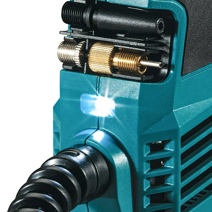 Makita LXT 18V Akku-Kompressor DMP180Z - 18 V, Ohne Akku, 8,3 bar - Nahaufnahme einer Makita-Luftpumpe in blaugrüner Farbe, die Details wie den Schlauch und die Anschlüsse hervorhebt.