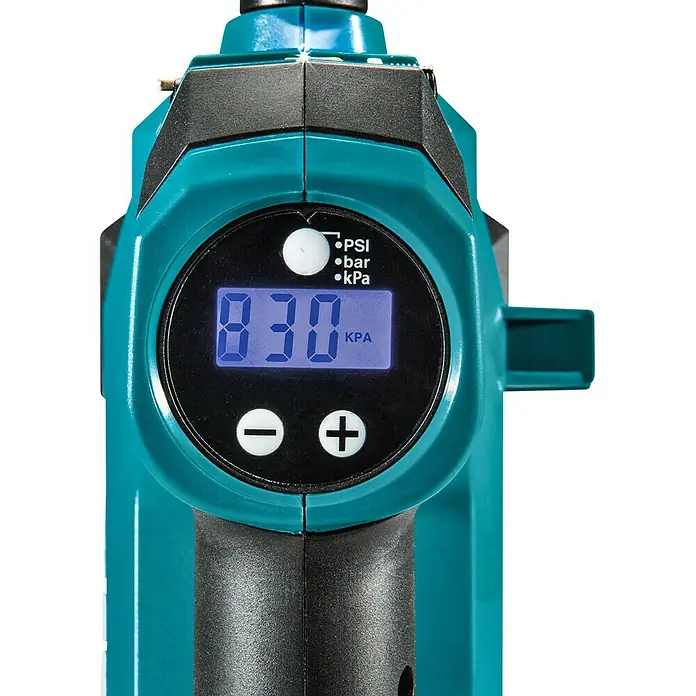 Makita LXT 18V Compresor de batería DMP180Z - 18 V, Sin batería, 8,3 bar - Primer plano de una bomba de aire digital con una pantalla que muestra la presión de los neumáticos en kPa y botones.