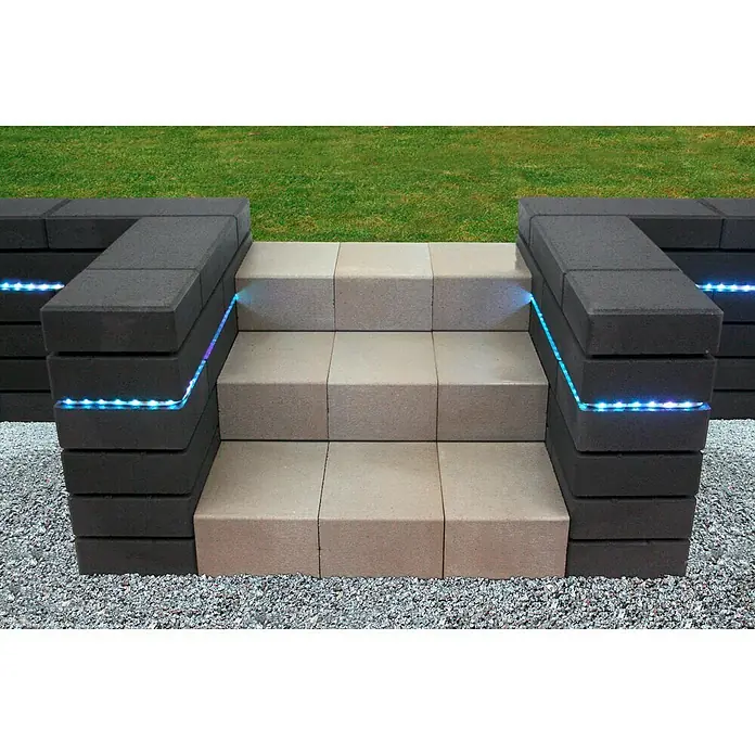 Christoph Blockstufe Easy Step - 25 x 35 x 15 cm, Grau, Beton - Das Bild zeigt eine Treppe aus Betonsteinen mit integrierter LED-Beleuchtung, die eine moderne und stilvolle Atmosphäre erzeugt.