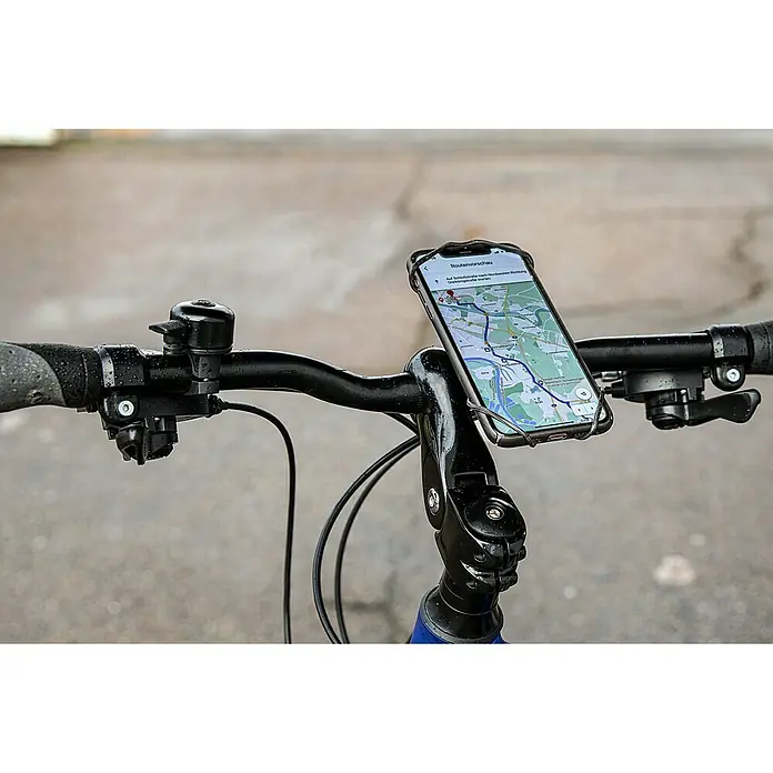 Smartphone-Fahrradhalterung mit Sportarmband - Schwarz - Nahaufnahme einer Fahrradlenkstange mit montierter Handyhalterung, die ein Smartphone mit einer Navigations-App zeigt.