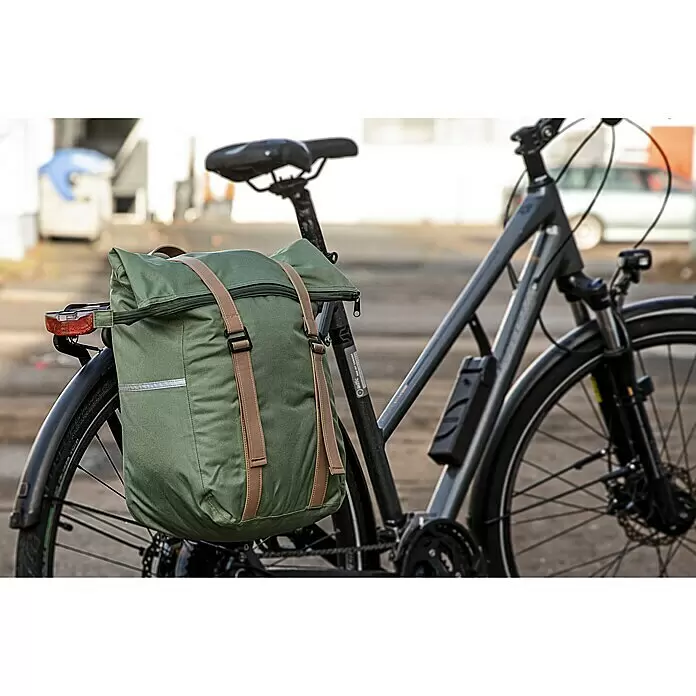 Gepäckträgertasche Retro - Volumen: 25 l, Grün, Tragegriff - Olivgrüne Fahrradpacktasche mit braunen Gurten, am Gepäckträger eines Fahrrads befestigt.