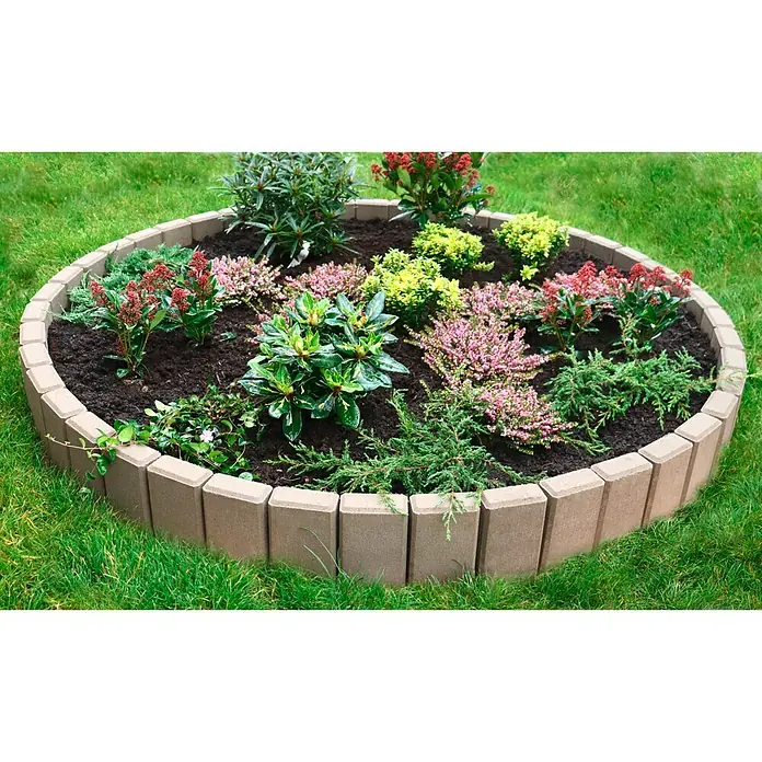 Christoph Palisade C-Line - 12,5 x 6 x 25 cm, Grau, Beton - Hübsches rundes Blumenbeet mit einer Einfassung aus Steinblöcken, bepflanzt mit verschiedenen farbenfrohen Blumen und Pflanzen.