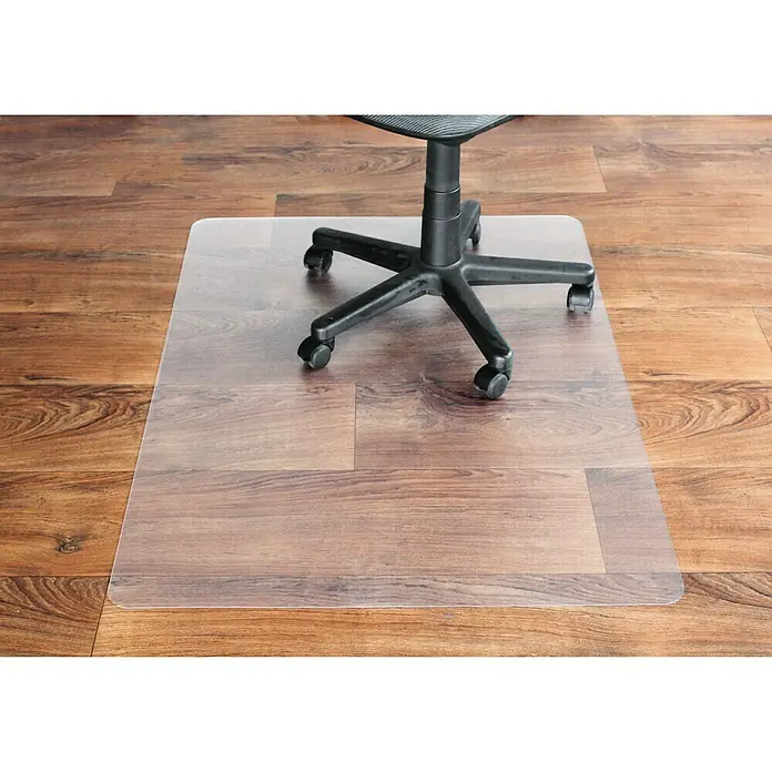 Fußbodenschutzmatte - 120 x 90 cm, Transparent, Kunststoff, Ohne Noppen - Diese Abbildung zeigt eine transparente Bürostuhlmatte auf einem Holzboden, die einen Bürostuhl schützt. Sie ist strapazierfähig und leicht zu reinigen.