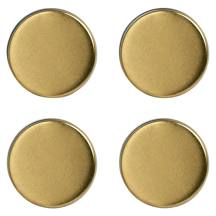 Zeller Present Magnet-Set Extrastark - Gold, Gesamtstückzahl: 4 - Nahaufnahme von vier runden, goldenen Knöpfen mit silbernen Rändern auf schwarzem Hintergrund. Ideal für Nähprojekte.