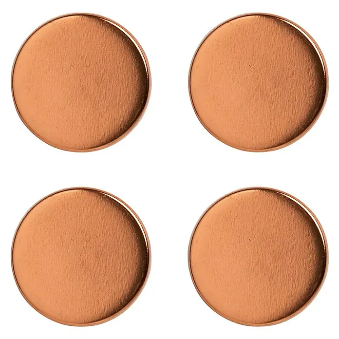 Zeller Present Magnet-Set Extrastark - Rosegold, Gesamtstückzahl: 4 - Nahaufnahme von vier kreisförmigen, kupferfarbenen Metallplättchen vor schwarzem Hintergrund.
