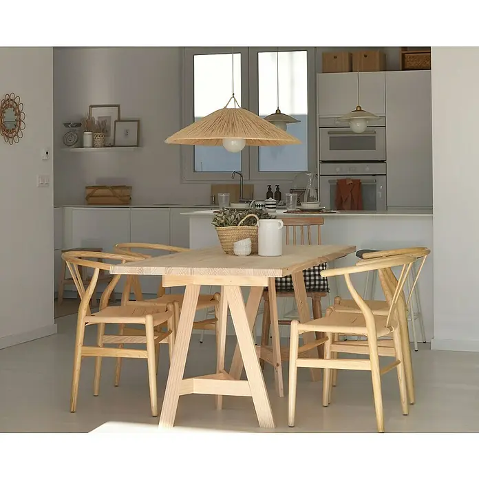 Astigarraga Encimera - Pino, 160 cm x 80 cm x 30 mm - Comedor con mesa de madera clara y sillas a juego bajo una lámpara de techo de paja, creando un ambiente acogedor y natural.