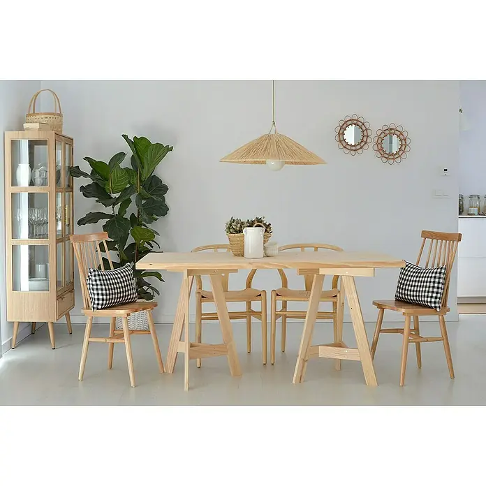 Astigarraga Encimera - Pino, 160 cm x 80 cm x 30 mm - Comedor acogedor con mesa de madera clara, sillas con cojines de cuadros, lámpara colgante y espejos decorativos.