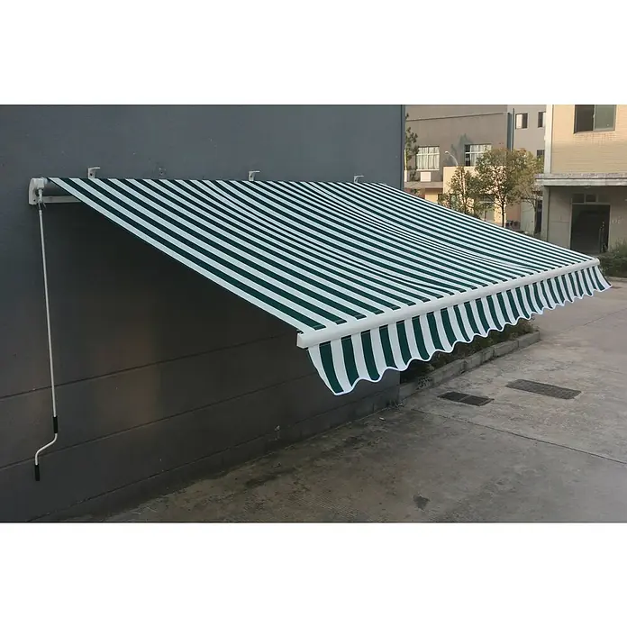 Sunfun Gelenkarmmarkise - Grün/Weiß, Breite: 4 m, Ausfall: 2,5 m - Gestreifte Markise in Grün und Weiß am Gebäude. Die Markise bietet Schatten und Schutz vor Sonne und Wetter.