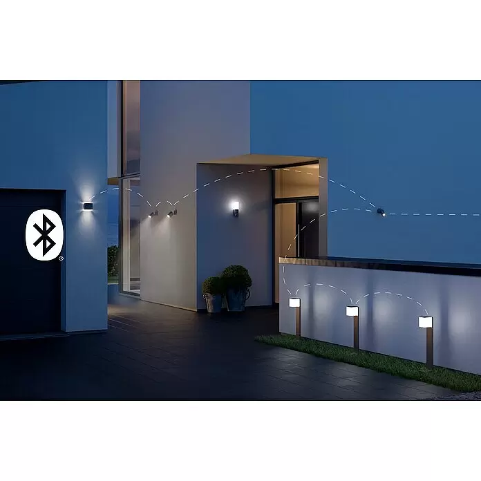 Steinel Aplique exterior LED L 840 SC - 9,1 W, 13,4 x 11 x 11 cm, Plateado, IP44 - Luces exteriores con Bluetooth iluminan una casa moderna de noche, mostrando apliques y balizas de camino.