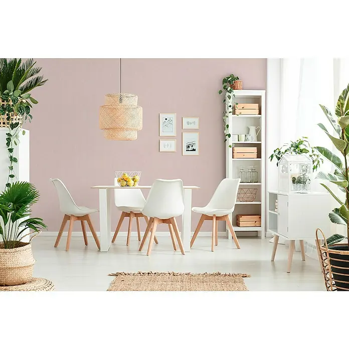 A.S. Création New Elegance Vliestapete Struktur-Uni - Rosa, Uni, 10,05 x 0,53 m - Ein heller Essbereich mit einem Tisch und vier Stühlen unter einer dekorativen Lampe, umgeben von Pflanzen und Regalen.