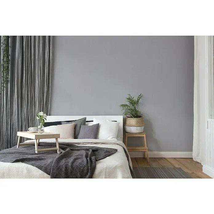 A.S. Création New Elegance Vliestapete Streifen - Hellgrau, Streifen, 10,05 x 0,53 m - Bett mit grauer Decke, Kissen und Holztablett mit Blumen und Tasse. Pflanze im Korb auf einem Hocker.