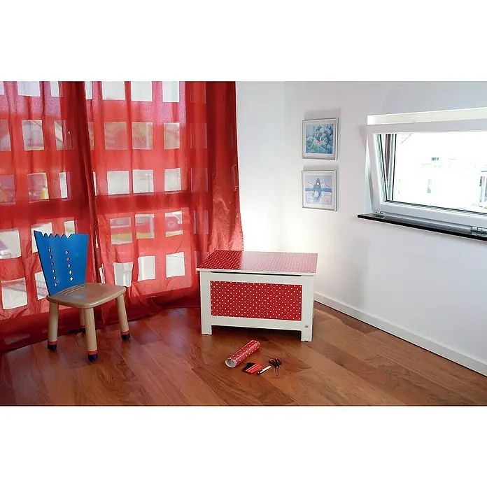 D-c-fix Pünktchenfolie Petersen - 200 x 45 cm, Rot, Selbstklebend - Kinderzimmer mit Spielzeugkiste mit rotem Punktmuster, blauem Kinderstuhl und rotem Vorhang, der eine gemütliche Atmosphäre schafft.