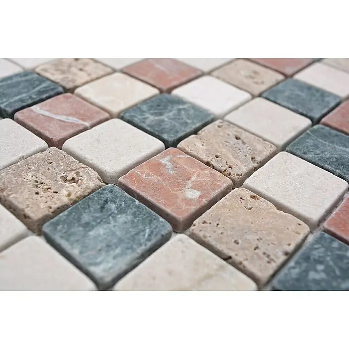 Mosaikfliese Quadrat Mix MOS 32/RND - 30,5 x 30,5 cm, Beige/Rot/Grün, Matt - Nahaufnahme von quadratischen Natursteinmosaikfliesen in verschiedenen Farben und Texturen für Wand- und Bodengestaltung.