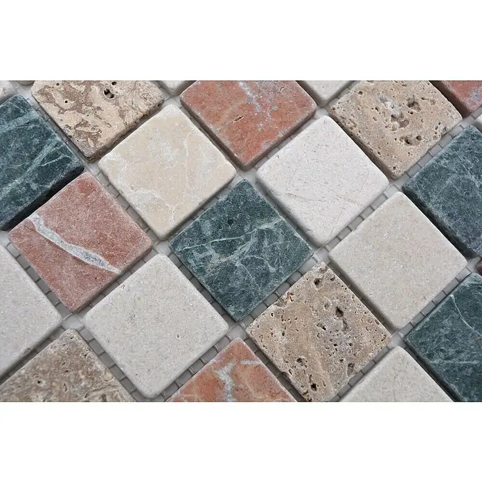 Mosaikfliese Quadrat Mix MOS 32/RND - 30,5 x 30,5 cm, Beige/Rot/Grün, Matt - Nahaufnahme eines Mosaiks aus Natursteinfliesen in verschiedenen Farben, die ein Muster aus Rauten bilden. Perfekt für stilvolle Wand- und Bodengestaltung.