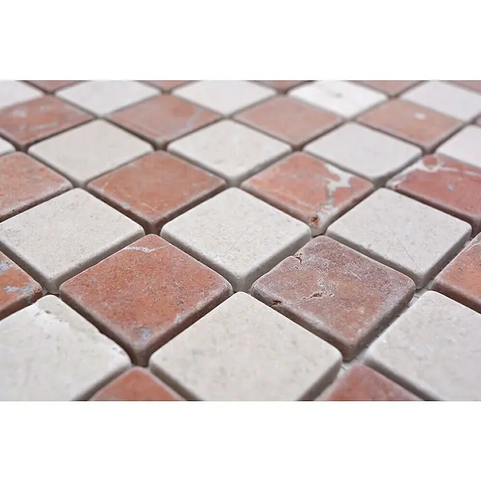 Mosaikfliese Quadrat MOS 32/1513R - 30,5 x 30,5 cm, Beige/Rot, Matt - Nahaufnahme eines Musters aus quadratischen Mosaikfliesen in Rot- und Cremetönen, die ein geometrisches Design für Wand- oder Bodendekor bilden.