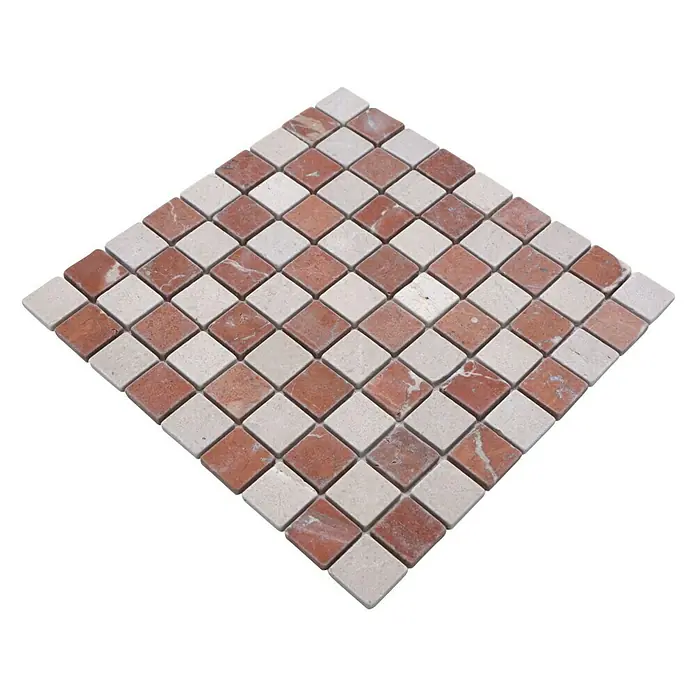 Mosaikfliese Quadrat MOS 32/1513R - 30,5 x 30,5 cm, Beige/Rot, Matt - Ein quadratisches Mosaikmuster aus roten und beigen Steinen, ideal für dekorative Oberflächen in Innenräumen und für Akzente.