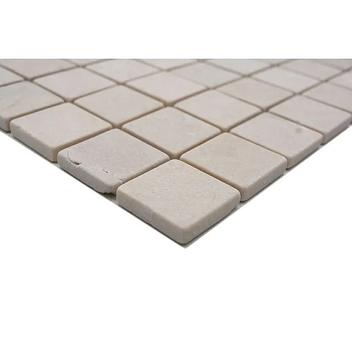 Mosaikfliese Quadrat Uni MOS 32/13R - 30,5 x 30,5 cm, Beige, Matt - Nahaufnahme von quadratischen Naturstein-Mosaikfliesen in einem hellen Farbton, ideal für stilvolle Wand- oder Bodenbeläge im Innenbereich.