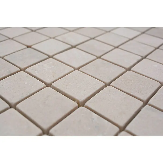 Mosaikfliese Quadrat Uni MOS 32/13R - 30,5 x 30,5 cm, Beige, Matt - Nahaufnahme von quadratischen, hellbeigen Marmorfliesen mit abgerundeten Kanten, die ein elegantes und zeitloses Muster bilden.