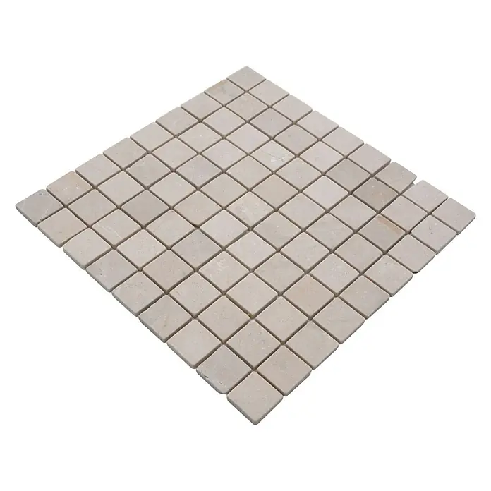 Mosaikfliese Quadrat Uni MOS 32/13R - 30,5 x 30,5 cm, Beige, Matt - Nahaufnahme eines Mosaiks aus quadratischen, beigen Steinen auf schwarzem Hintergrund.