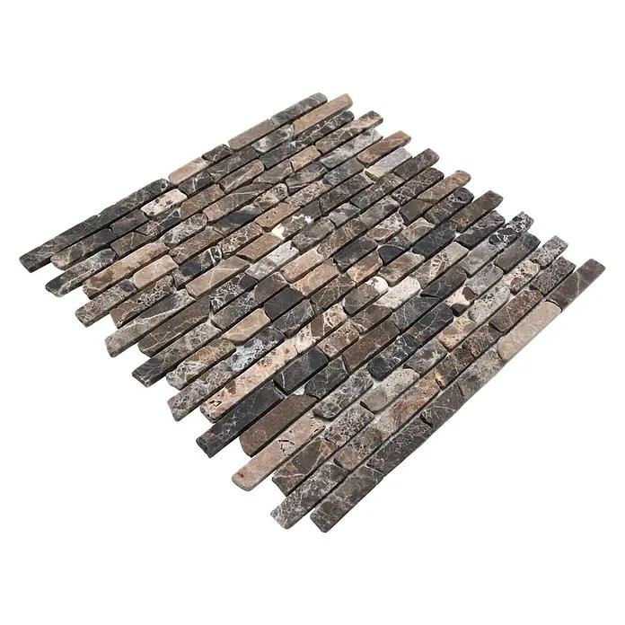 Mosaikfliese MOS BRICK 476 - 32,2 x 30,5 cm, Braun, Matt - Nahaufnahme von rechteckigen, braunen Natursteinmosaikfliesen auf einem schwarzen Hintergrund, die eine rustikale Textur für Wände oder Böden bieten.