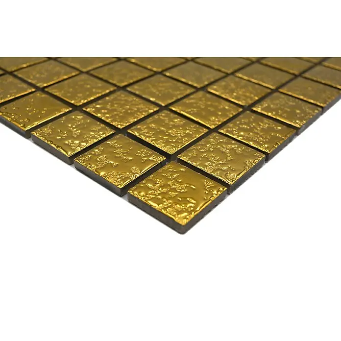 Mosaikfliese Quadrat Uni GO 282 - 33 x 30,2 cm, Gold, Glänzend - Detailaufnahme von goldenen Mosaikfliesen mit unregelmäßiger Oberfläche. Perfekt für ein luxuriöses und auffälliges Design.