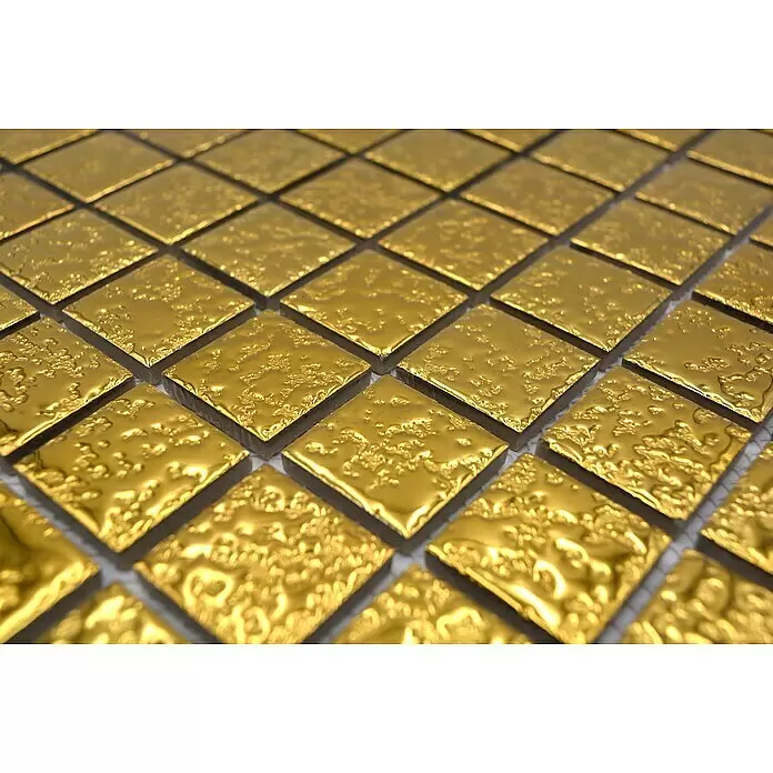 Mosaikfliese Quadrat Uni GO 282 - 33 x 30,2 cm, Gold, Glänzend - Goldene, texturierte quadratische Fliesen in Rautenmuster angeordnet.