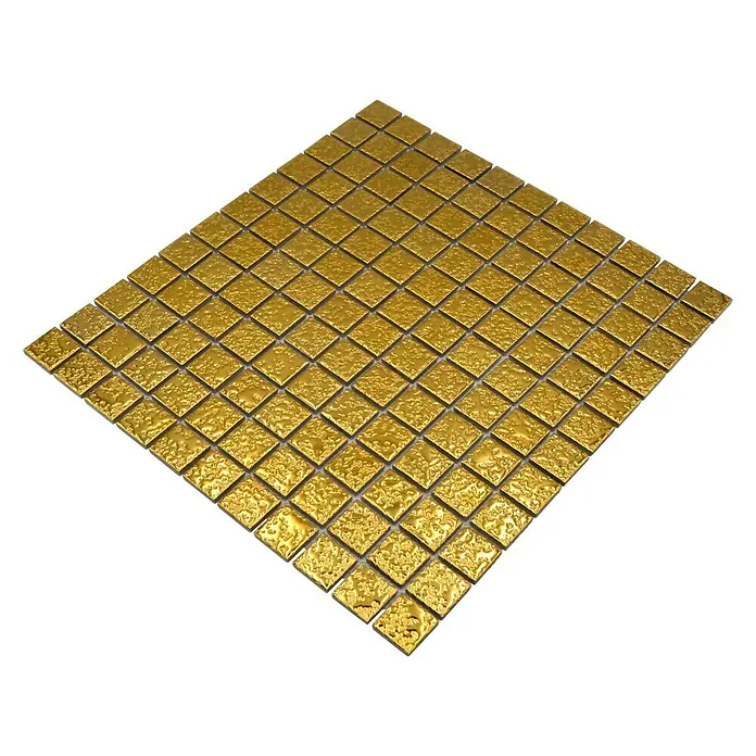 Mosaikfliese Quadrat Uni GO 282 - 33 x 30,2 cm, Gold, Glänzend - Quadratische goldene Mosaikfliese auf schwarzem Hintergrund. Die Oberfläche der Fliesen ist leicht uneben und schimmert.