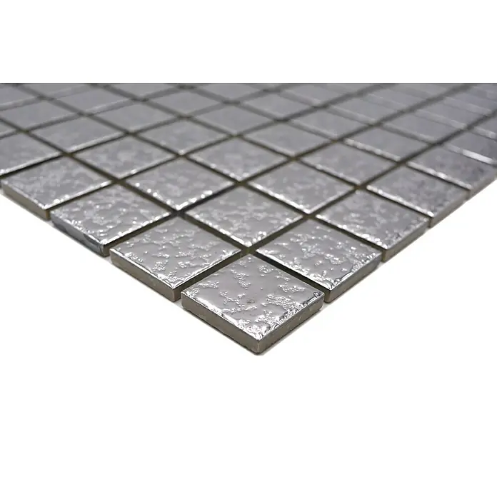 Mosaikfliese Quadrat Uni SB 393 - 33 x 30,2 cm, Silber, Glänzend - Nahaufnahme von quadratischen Metallmosaikfliesen, die ein strukturiertes Muster für moderne Innendesigns bilden.