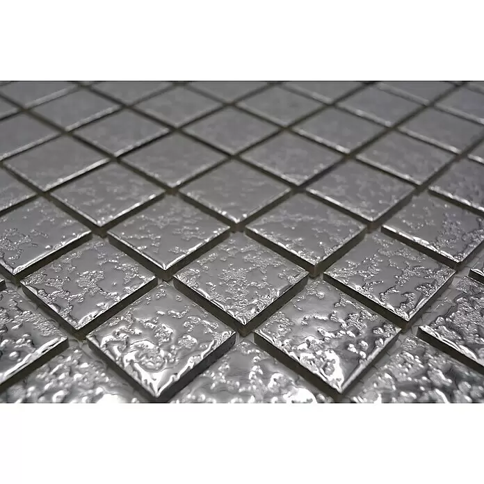 Mosaikfliese Quadrat Uni SB 393 - 33 x 30,2 cm, Silber, Glänzend - Nahaufnahme von glänzenden, silberfarbenen quadratischen Mosaikfliesen mit strukturierter, geschmolzener Oberfläche, in einem Raster angeordnet.