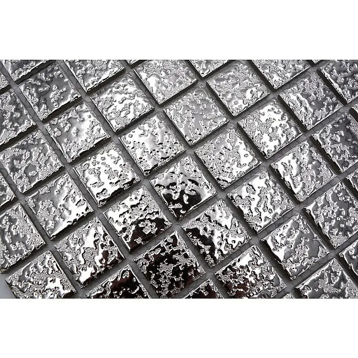 Mosaikfliese Quadrat Uni SB 393 - 33 x 30,2 cm, Silber, Glänzend - Nahaufnahme eines silberfarbenen Mosaiks mit unebener Oberfläche, das durch seine quadratischen Formen ein auffälliges Muster bildet.