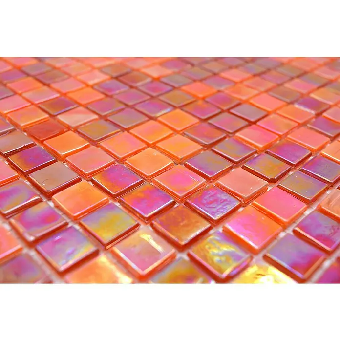 Mosaikfliese Quadrat Mix GM MRY 933 - 31,7 x 31,7 cm, Rot, Glänzend - Nahaufnahme von schillernden, orangefarbenen Mosaikfliesen, die ein fesselndes und dekoratives Oberflächenmuster bilden. Die Fliesen schimmern im Licht.