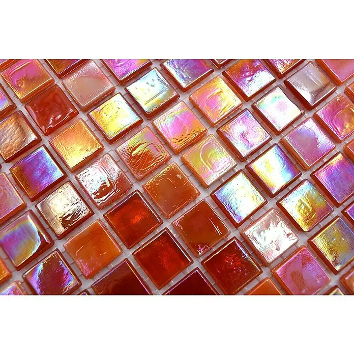 Mosaikfliese Quadrat Mix GM MRY 933 - 31,7 x 31,7 cm, Rot, Glänzend - Nahaufnahme von schillernden Glasmosaikfliesen in warmen Farbtönen, die ein luxuriöses und dekoratives Element zeigen.