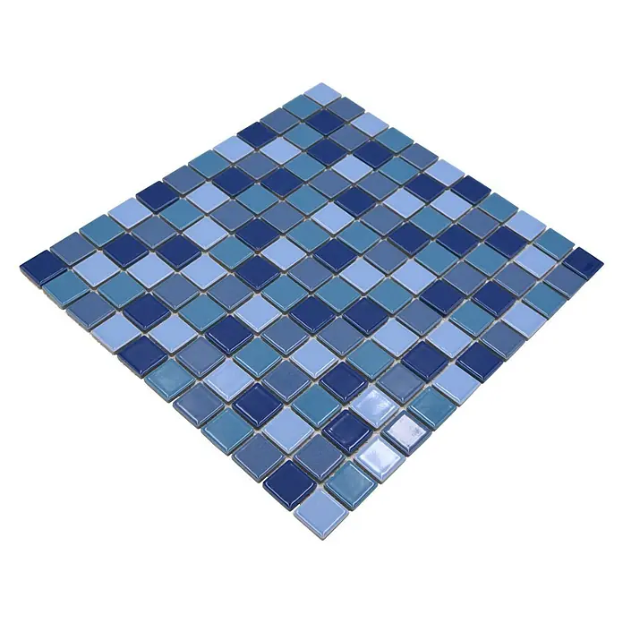 Mosaikfliese Quadrat Mix JT 250 - 32,6 x 30 cm, Blau/Hellblau, Glänzend - Nahaufnahme eines quadratischen Mosaiks aus blauen Keramikfliesen. Perfekt für Badezimmer und Küchen, um einen Hauch von Farbe und Eleganz zu verleihen.