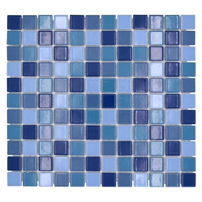 Mosaikfliese Quadrat Mix JT 250 - 32,6 x 30 cm, Blau/Hellblau, Glänzend - Nahaufnahme eines blauen Glasmosaiks, ideal für Badezimmer oder Küchen, das eine elegante und moderne Ästhetik verleiht.