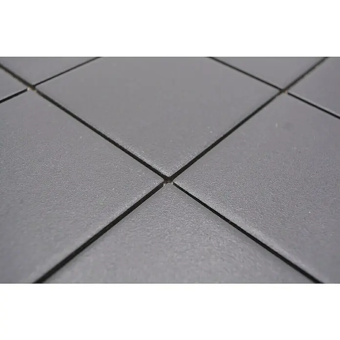 Mosaikfliese Quadrat RAT 890 - 29,8 x 29,8 cm, Schwarz, Matt - Nahaufnahme von grauen quadratischen Bodenfliesen mit dunklen Fugen, die ein modernes und sauberes Design zeigen.