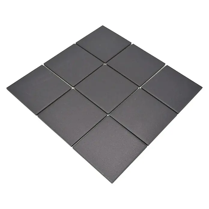 Mosaikfliese Quadrat RAT 890 - 29,8 x 29,8 cm, Schwarz, Matt - Nahaufnahme von neun grauen quadratischen Fliesen, die in einer Rautenform aufgereiht sind und ein modernes Designelement darstellen.