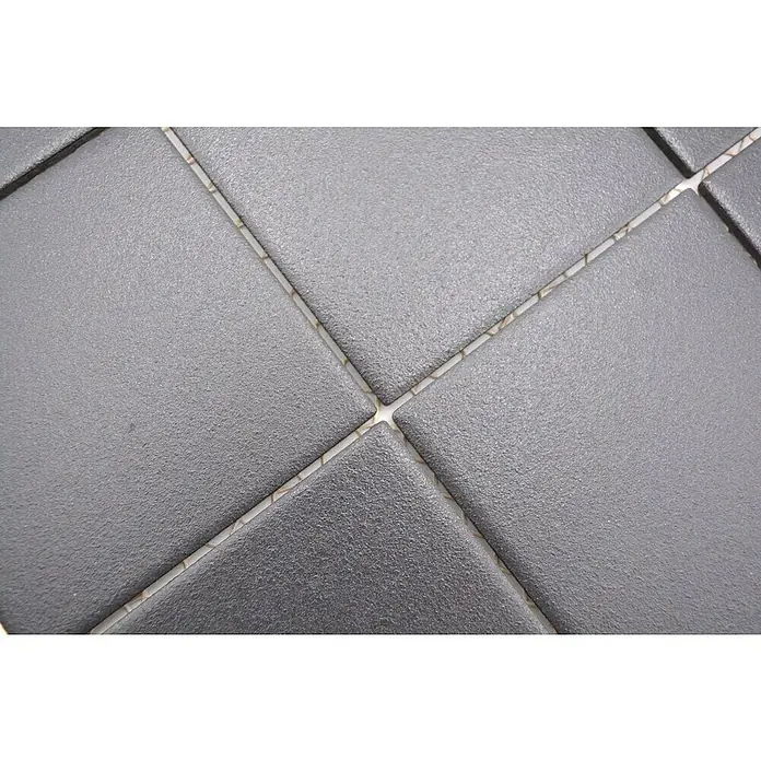 Mosaikfliese Quadrat RAT 890 - 29,8 x 29,8 cm, Schwarz, Matt - Nahaufnahme von grauen Bodenfliesen mit hellen Fugenlinien, die ein geometrisches Muster bilden. Die Fliesenoberfläche ist leicht strukturiert und matt.