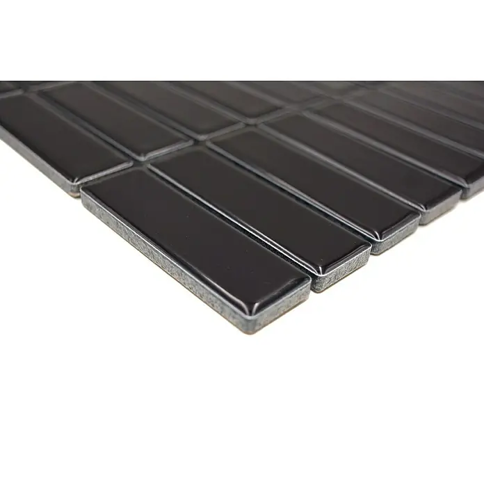 Mosaikfliese Stäbchen Uni ST 350 - 29 x 29,7 cm, Schwarz, Glänzend - Nahaufnahme eines schwarzen, rechteckigen Mosaikfliesenmusters, ideal für moderne Wand- und Bodengestaltungen mit elegantem Glanz.