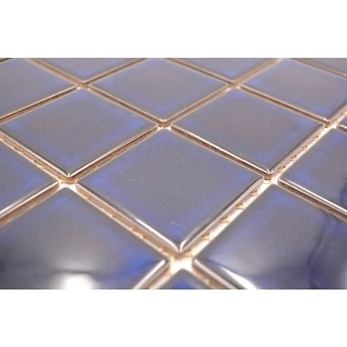Mosaikfliese Quadrat Uni SD 651N - 30,4 x 30,4 cm, Kobaltblau, Glänzend - Nahaufnahme von glänzenden, quadratischen, blau-grauen Keramikfliesen, die ein schönes Muster für Badezimmer oder Küchenrückwände bilden.