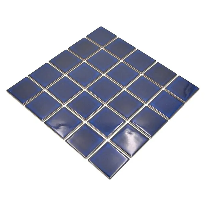 Mosaikfliese Quadrat Uni SD 651N - 30,4 x 30,4 cm, Kobaltblau, Glänzend - Nahaufnahme eines blauen Mosaikfliesenmusters. Die glänzenden, quadratischen Fliesen sind in einer Rautenform angeordnet und durch helle Fugenlinien getrennt.
