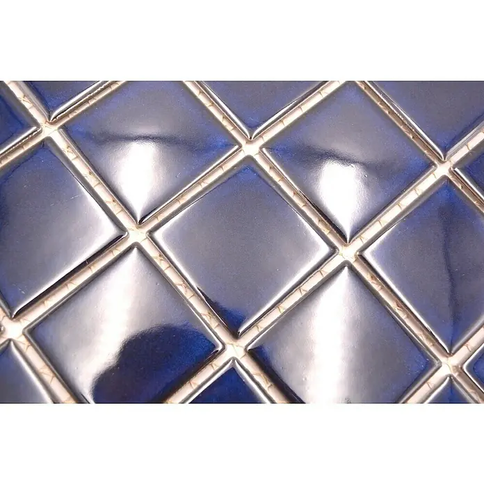 Mosaikfliese Quadrat Uni SD 651N - 30,4 x 30,4 cm, Kobaltblau, Glänzend - Nahaufnahme von glänzenden, dunkelblauen Keramikfliesen im Rautenmuster, die eine elegante und moderne Oberfläche bilden.