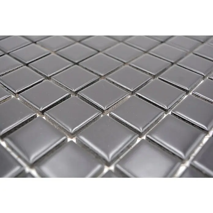 Mosaikfliese Quadrat Uni M 892 - 32,6 x 30 cm, Schwarz, Matt - Nahaufnahme von glänzenden, quadratischen, grauen Mosaikfliesen, die ein sich wiederholendes Muster bilden und eine elegante und moderne Textur erzeugen.