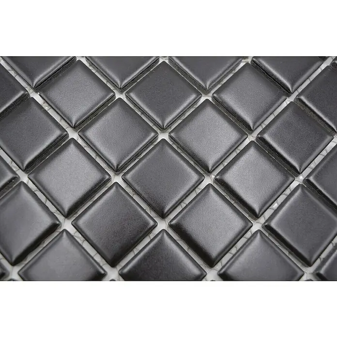 Mosaikfliese Quadrat Uni M 892 - 32,6 x 30 cm, Schwarz, Matt - Nahaufnahme von glänzenden, quadratischen, anthrazitfarbenen Mosaikfliesen mit subtilen Texturen und gleichmäßigen Fugenlinien für elegante Oberflächen.