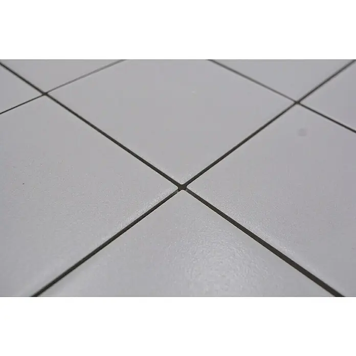 Mosaikfliese Quadrat RAT 900 - 29,8 x 29,8 cm, Grau, Matt - Nahaufnahme von glatten, weißen Fliesen mit dunklen Fugen, die ein sauberes, modernes Muster bilden. Ideal für Küchen- oder Badezimmerdesign.