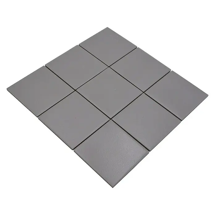 Mosaikfliese Quadrat RAT 900 - 29,8 x 29,8 cm, Grau, Matt - Graue quadratische Fliesen auf schwarzem Hintergrund, ideal für Boden- oder Wandbeläge. Sie bieten ein modernes und minimalistisches Design.