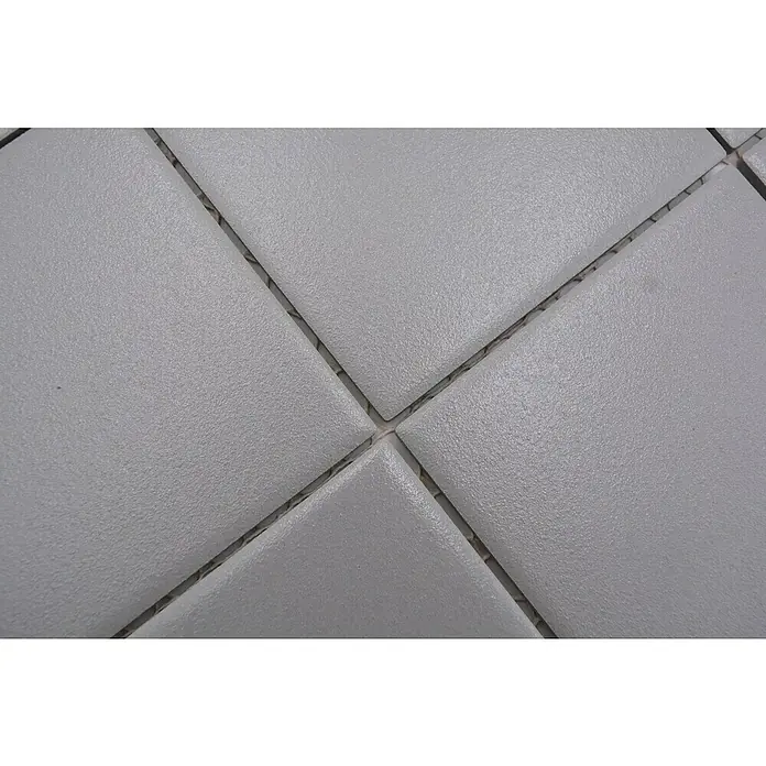 Mosaikfliese Quadrat RAT 900 - 29,8 x 29,8 cm, Grau, Matt - Nahaufnahme von grauen Fliesen, die ein modernes und minimalistisches Design für Badezimmer oder Küchenböden zeigen.