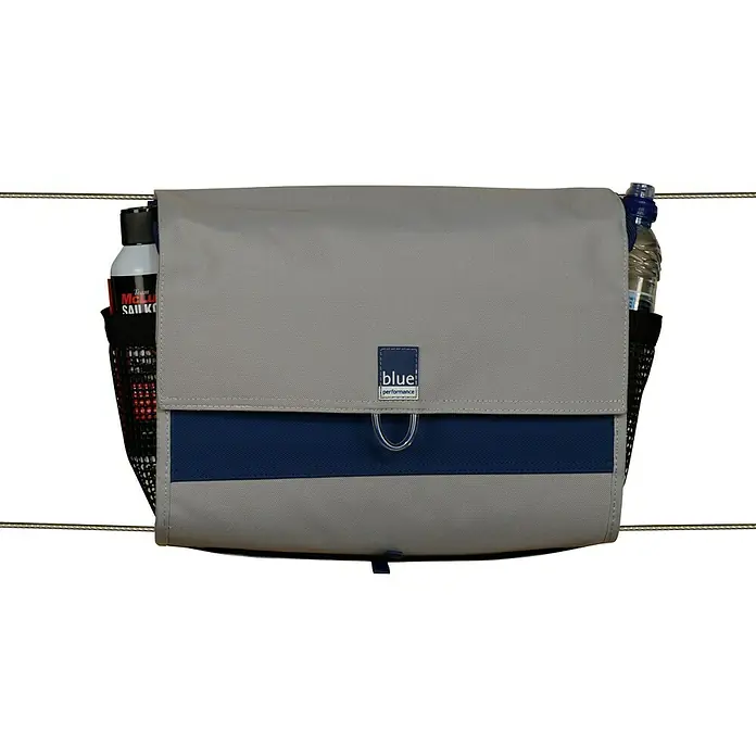 Blue Performance Relingtasche Deluxe - L x B x T: 350 x 250 x 120 mm, Grau/Blau, 2 Seitentaschen - Eine graue und blaue Segeltuchtasche mit seitlichen Netztaschen, aufgehängt an Seilen.